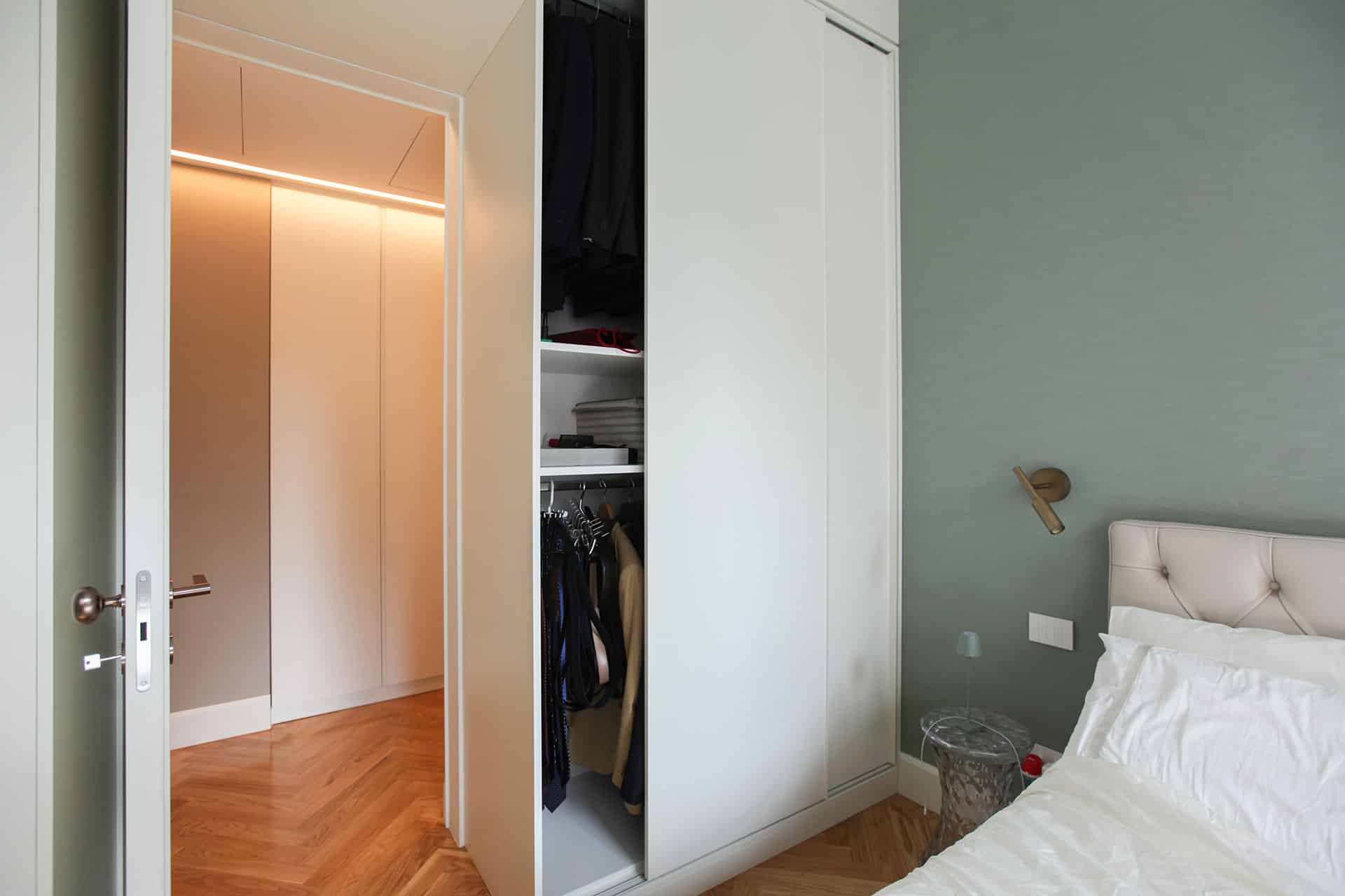 arredo-laccato-con-barre-led-luminoso-milano