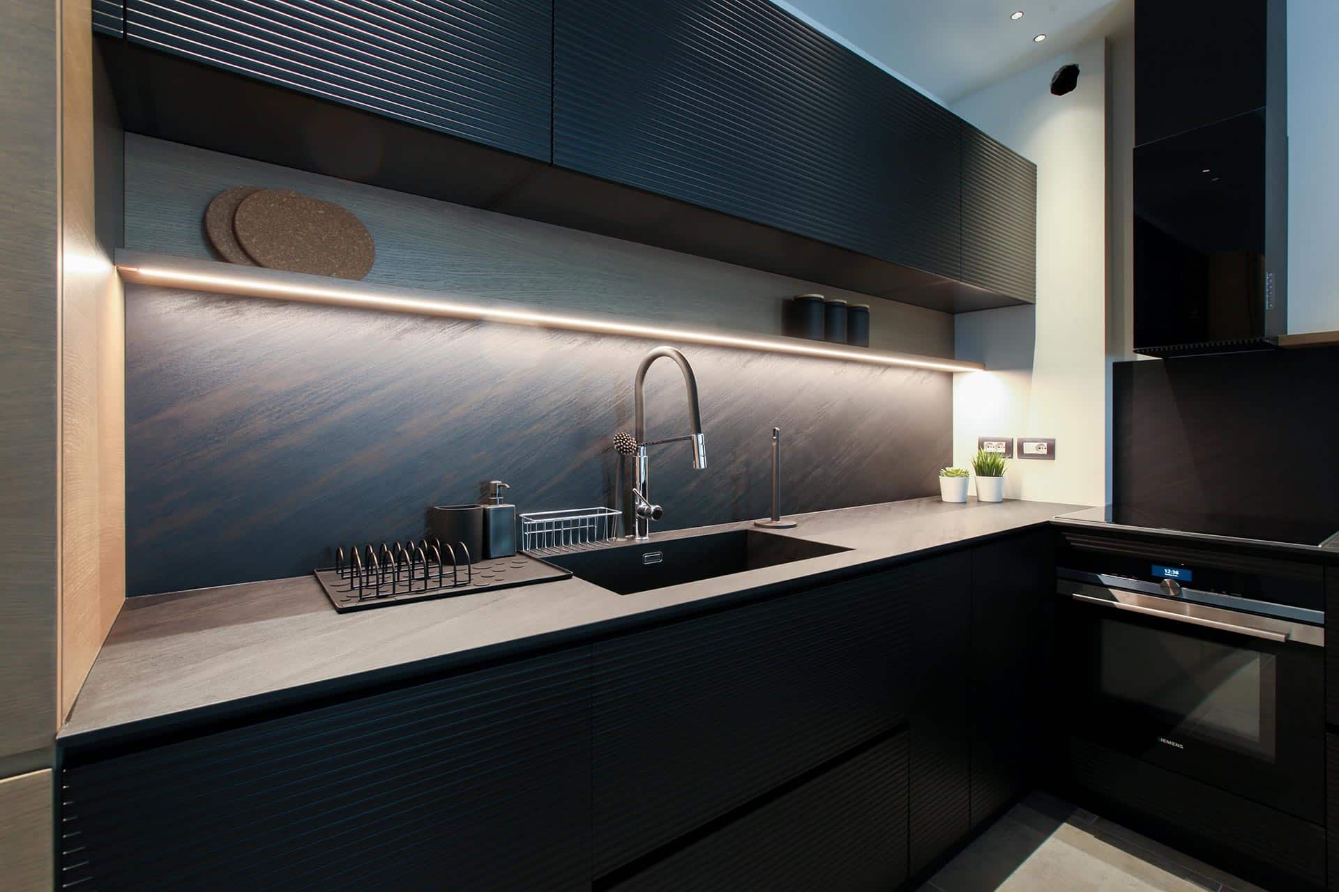 modanatura-decorativa-con-onde-per-arredo-cucina-particolare-milano