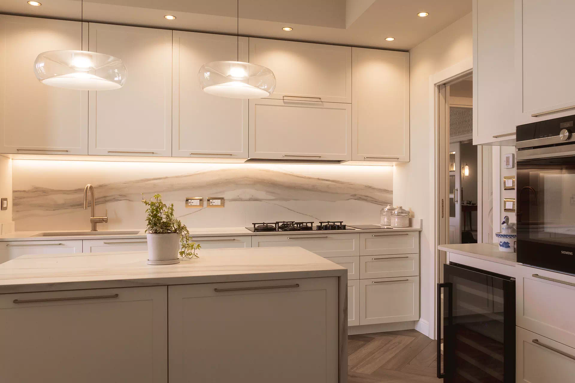arredo-completo-con-boiserie-in-legno