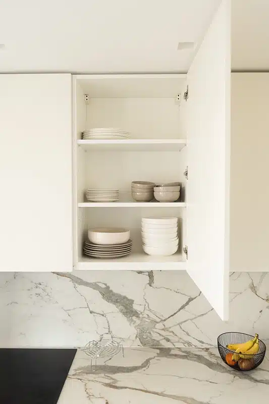 Credenza cucina in legno bianco realizzata su misura per appartamento Milano