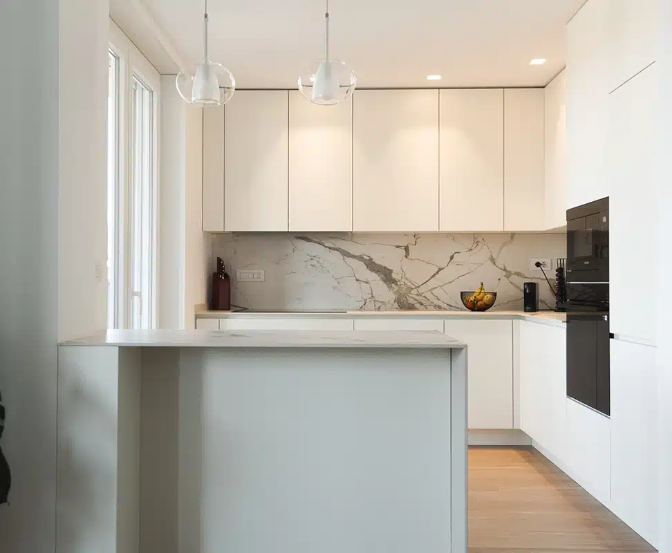 Cucina Milano con mobili su misura bianco e marmo