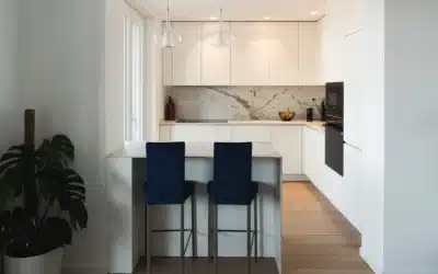 Cucina ad angolo con tavolo e sedie