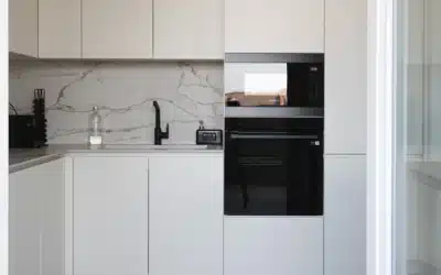 Cucina bianca con parquet