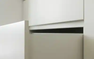 Dettaglio cassetto bianco in legno cucina a Milano