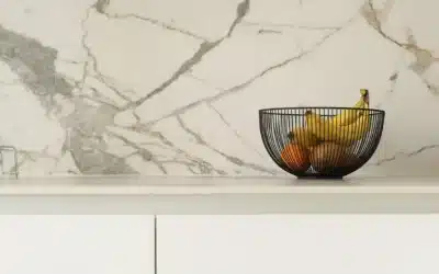 Top marmorizzato cucina con cesto frutta